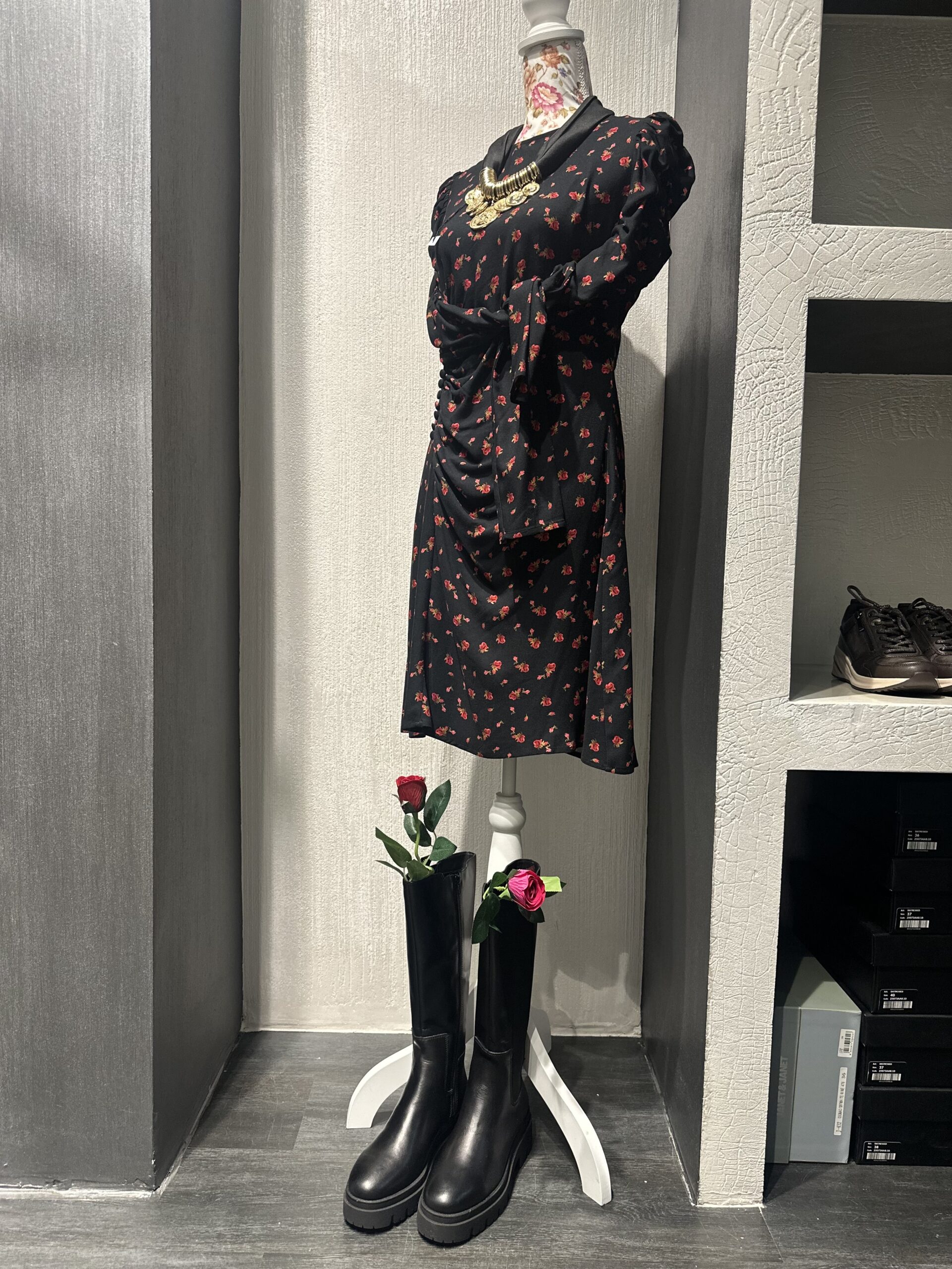 Dora – Abito Corto Girocollo • Burgeon Nero