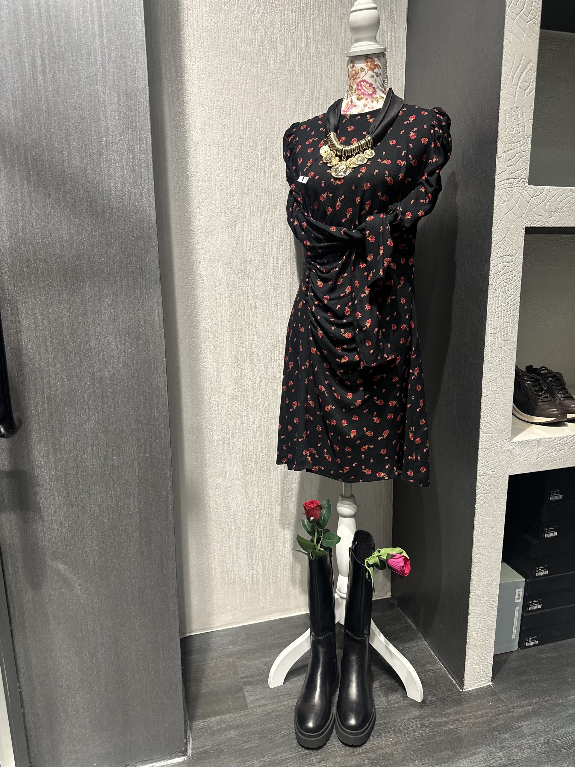 Dora – Abito Corto Girocollo • Burgeon Nero - immagine 3